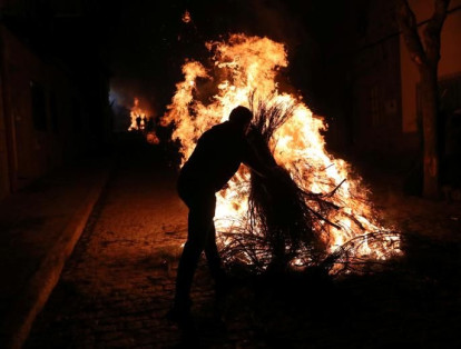 El impresionante rito de los caballos saltando sobre fuego, en España