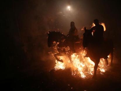El impresionante rito de los caballos saltando sobre fuego, en España