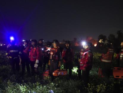En la foto, un grupo de rescatistas esperan para poder ingresar a la zona de la emergencia para atender a las víctimas del estallido y las llamas.