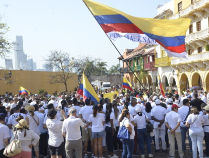 Decenas de ciudadanos se congregan en Cartagena.