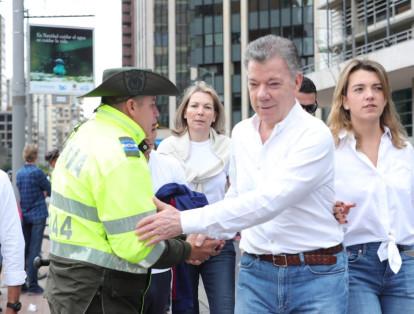 Uno de los asistentes a la movilización en Bogotá es el expresidente Juan Manuel Santos, quien asistió en compañía de parte de su familia.