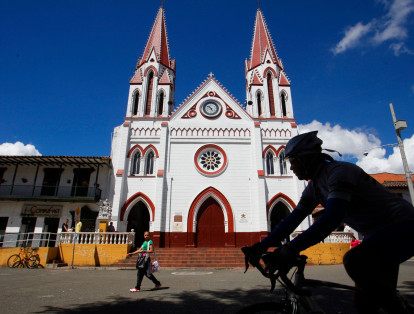 El municipio de la Ceja del Tambo, se encuentra ubicado en el oriente antioqueño, aproximadamente a 45 kilómetros de Medellín. Es conocido por ser uno de los municipios con más bicicletas por habitantes del país.