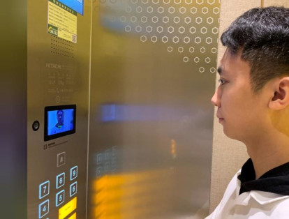 Los visitantes con un documento nacional de identidad chino pueden escanear sus rostros utilizando sus teléfonos inteligentes para realizar el check-in con antelación.Los ascensores vuelven a escanear los rostros de los huéspedes para verificar a qué piso pueden acceder. La habitación del hotel también se abre con reconocimiento facial. Según Alibaba,