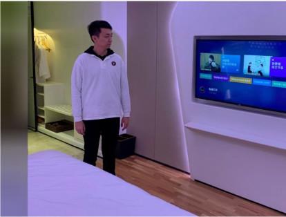En las habitaciones, la tecnología de control por voz de Alibaba se utiliza para cambiar la temperatura, cerrar las cortinas, ajustar la iluminación y encargar el servicio de habitaciones.