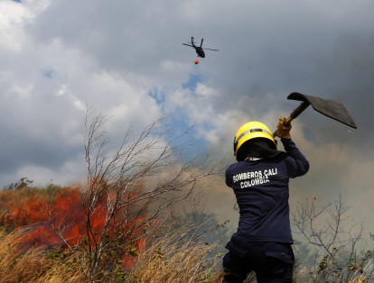Más de 60 hectáreas consumidas en 30 horas de conflagración. Los fuertes vientos y la complejidad del terreno empinado no ha permitido controlar este incendio.