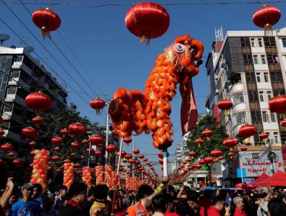 Una multitud participó en la celebración del Año Nuevo, conocido también como el Festival de Primavera, en Chinatown en Yangon, Birmania.