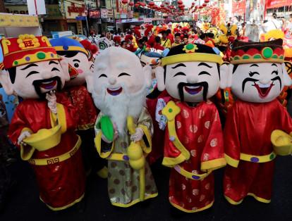Los chinos comenzaron el año cumpliendo tradiciones ancestrales, mezcla de superstición y costumbre, que tienen un solo fin: alejar infortunios y atraer buena suerte, prosperidad y abundancia.