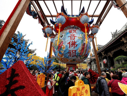 Fieles asistieron para orar en el Templo de Lungshan durante las celebraciones del Año Nuevo Chino en Taipei, Taiwán.