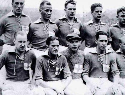 El 16 de julio de 1960 murieron 8 jugadores de la selección nacional de fútbol de Dinamarca en un accidente de avión ocurrido al despegar en el aeropuerto de Kastrup, en Copenhague. Esta fotografía fue publicada por el equipo en su cuenta de Twitter para conmemorar la tragedia.