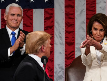 El aplauso que Nancy Pelosi ofreció a Trump en su discurso fue calificado por muchos como condescendiente y se volvió viral en redes sociales. La demócrata, presidenta de la Cámara, es la figura más visible de oposición al Gobierno de Trump.