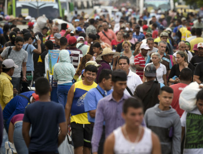 People cross the Simon Bolivar International Bridge on the border between Tachira in Venezuela and Cucuta in Colombia