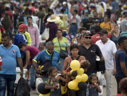 People cross the Simon Bolivar International Bridge on the border between Tachira in Venezuela and Cucuta in Colombia, on February 6, 2019