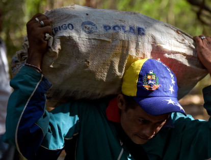 Al igual que muchos otros venezolanos, temprano se interna en la clandestinidad para luego, en la tarde, pasar por el puente Simón Bolívar con un mínimo de productos básicos. Mientras están en las trochas maldicen a viva voz al gobierno de Nicolás Maduro, a quien culpan de la grave crisis en Venezuela.