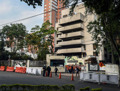 Una detonación controlada derribó este viernes el edificio 
Mónaco, antiguo fortín del fallecido capo Pablo Escobar en Medellín y uno de los símbolos del narcoterrorismo que desangró a Colombia por casi una década. En un espectáculo abierto a 1.600 personas, incluidas víctimas de Escobar, los ocho pisos del Mónaco se vinieron abajo a las 11:53 a.m.