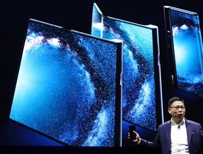 El gigante de la tecnología china Huawei presentó este domingo en Barcelona su primer teléfono con pantalla plegable, el Mate X.