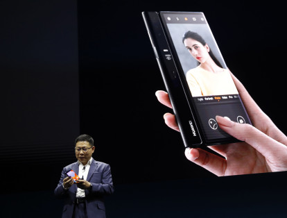 Según la agencia de noticias AFP, el teléfono tiene una pantalla de 6,6 pulgadas (16,8 cm) en su parte delantera, ligeramente mayor que la de un iPhone Xs Max, y otra de 6,3 pulgadas (16 cm) en su parte trasera.