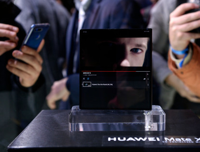 El Galaxy Fold, de Samsung, es más pequeño y más grueso que el equipo presentado por Huawei, aunque también es menos costoso.