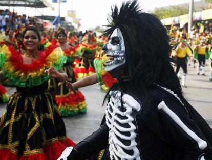 La muerte, protagonista de la tradicional Danza del Garabato. Este disfraz, en medio de todos los demás integrantes de la comparsa, transmite uno de los mensajes más importantes del carnaval "la vida siempre vence a la muerte"