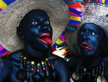 Los Negritos. No son originales de Barranquilla, pero sí hacen parte de todos los carnavales de la costa caribe y tienen un significado distinto en cada ciudad de esta. Son los protagonistas de La Danza de Son de Negro y representan la burla y la exageración.