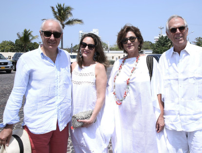 El embajador de España Pablo Gómez de Olea y su esposa María Henríquez, Claudia Triana y Francisco Vargas.