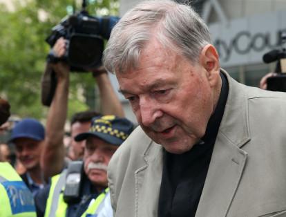 El cardenal australiano George Pell fue condenado a seis años de prisión por abusar de dos menores hace 22 años.