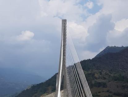 Imágenes del puente Hisgaura con faldones de metal que taparon las ondulaciones.