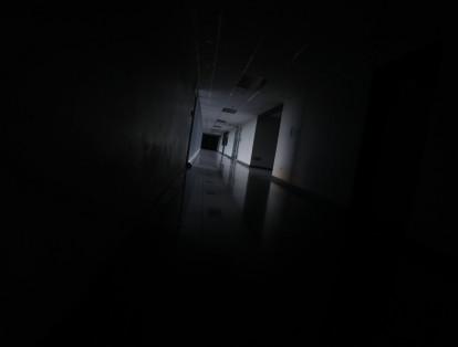 Vista de un pasillo oscuro en un edificio empresarial el lunes en Caracas (Venezuela).