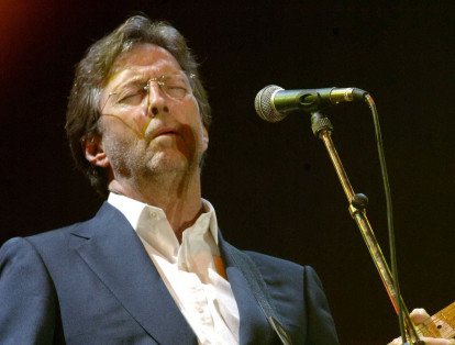 El reconocido músico Eric Clapton vivió uno de los episodios más dolorosos de su vida en 1991, y lo transformó en una nostálgica melodía. ‘Tears in Heaven’ fue un tema que el guitarrista dedicó a su hijo Conor, quien cayó del piso 53 de un rascacielos cuando tenía 4 años.