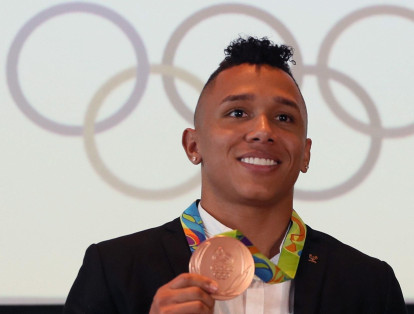 Luis Javier Mosquera y su medalla de bronce de los Olímpicos del 2016.