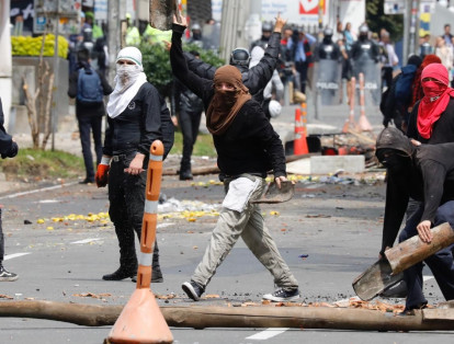 Con palos, piedras y bombas incendiarias han sido atacadas las tanquetas del Esmad que llegaron a los alrededores de la Universidad Pedagógica, en Bogotá.