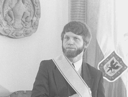 Después del acto polémico se postula a la Alcaldía de Bogotá y gana frente a Enrique Peñalosa en 1995.
