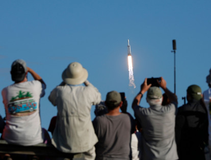 SpaceX logra su primera misión comercial con un cohete Falcon Heavy y consiguió recuperar por primera vez los tres impulsores de la aeronave en la Tierra. 

"Falcon Heavy va rumbo al espacio", dijo un comentarista de 
SpaceX durante la retransmisión del lanzamiento en directo en internet, poco después del despegue.