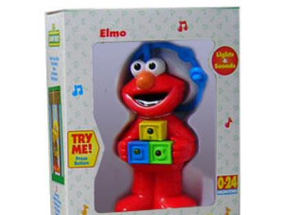 Elmo y su toxicidad por plomo. En 2007, varios juguetes fabricados en China por la empresa Fisher- Price tuvieron que ser descontinuados y recuperados después de que se conociera que contenían exceso de plomo en su pintura. Elmo Risitas fue uno de los ‘damnificados’ por la imprudencia de los fabricantes.