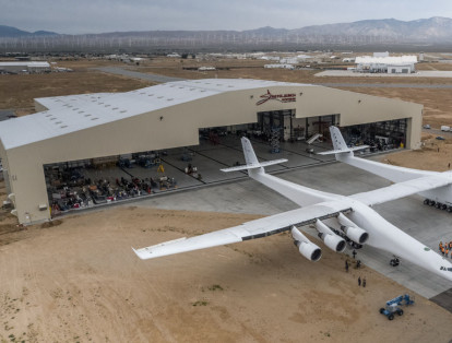 El avión más grande del mundo despegó por primera vez, en un vuelo de prueba en California este sábado, informó la compañía estadounidense Stratolaunch. La aeronave, con dos fuselajes y seis motores Boeing 747, sobrevoló en su viaje inaugural el desierto Mojave.