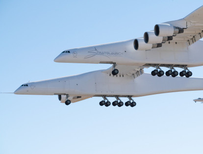 El avión, cuya fabricación estuvo en manos de la empresa de ingeniería Scaled Composites, es tan grande que la distancia entre los extremos de sus alas es de 117 metros, es decir, más larga que un campo de fútbol, o aproximadamente 1,5 veces mayor que la de un Airbus A380, que está por debajo de los 80 metros.