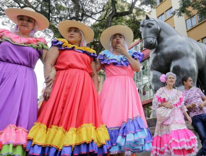 Red Danza Adulto Mayor, Cultura Viva de Medellín, quienes celebran el mes de la danza con distintas actividades.