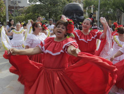 Red Danza Adulto Mayor, Cultura Viva de Medellín, quienes celebran el mes de la danza con distintas actividades.