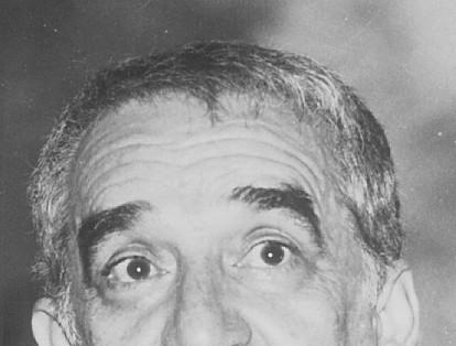 Gabriel García Márquez es hijo del telegrafista de Aracataca. Nace en 1927 y es criado por sus abuelos; se gradúa de bachiller del Colegio Nacional de Zipaquirá y en 1947, un año después de obtener el diploma, viaja a Bogotá a iniciar sus estudios universitarios en la carrera de Derecho. La zozobra de la ciudad hace que se acerque con mayor precisión a la literatura e inicia su ‘Metamorfosis’.