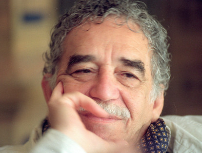 En 1976 ‘rompe’ relaciones con Mario Vargas Llosa, escritor peruano, después de recibir un puñetazo monumental. Una de las imágenes más famosas de Gabo es aquella en la que se le ve sonriente pero con el ojo completamente morado gracias a los iracundos nudillos del autor de ‘La ciudad y los perros’.
