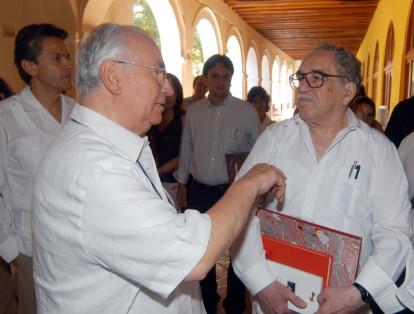 En 2002  publica ‘Vivir para contarla’ y en 2004 publica ‘Memorias de mis putas tristes’. En la foto aparece con el expresidente Belisario Betancur.