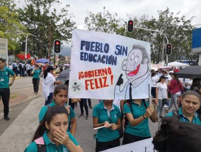 Con pancartas y arengas, los manifestantes rechazan el Plan Nacional de Desarrollo del gobierno de Iván Duque.