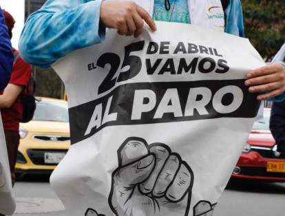 Integrantes de Fecode, centrales obreras las Farc y la Onic se suman a las marchas del Paro Nacional por la Carrera Séptima, en Bogotá.