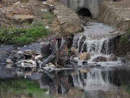 Río Bogotá: este río cuenta con factor contaminante que tienen varios en la lista, el cual es que su cauce transita por una ciudad. Esta situación lo expone a la contaminación de desechos típicos como el plástico y los residuos orgánicos de los habitantes.