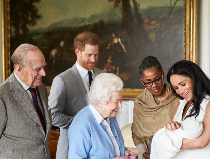 El príncipe Enrique de Inglaterra (2i) y la duquesa de Sussex, Meghan Markle (d), presentaron este miércoles a su hijo recién nacido, Archie Harrison Mountbatten-Windsor, a la madre de la duquesa de Sussex, Doria Ragland (2d), y a la reina Isabel II de Inglaterra (c) y a su esposo Felipe, duque de Edimburgo (i), en el castillo de Windsor (Reino Unido).