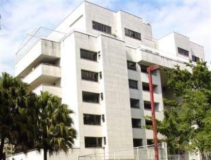 Edificio Mónaco: fue uno de los fortines más reconocidos y lujosos del Cartel de Medellín, ubicado en el barrio Santa María de los Ángeles (El Poblado). El tiempo hizo mella en su estructura, la cual incluso resistió un atentado con 80 kilos de dinamita. Era, definitivamente, un búnker para Escobar.