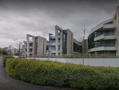 En Dublín (Irlanda) está uno de los centros más impresionantes de Microsoft, desde donde se alimenta gran parte de la operación de computación en la nube global de la compañía. 

El lugar emplea un sistema de enfriamiento que utiliza el aire exterior, además, el diseño de sus servidores, a través de lo que se conoce como contención de pasillo caliente, permite soportar temperaturas más cálidas sin afectar su funcionamiento.