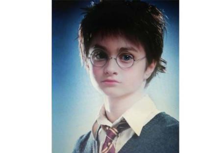 La cuenta en Twitter ‘Club Potterhead’ quiso unirse a esta tendencia con fotos de los personajes de Harry Potter. En esta imágen está Harry Potter, representado por el actor Daniel Radcliffe.