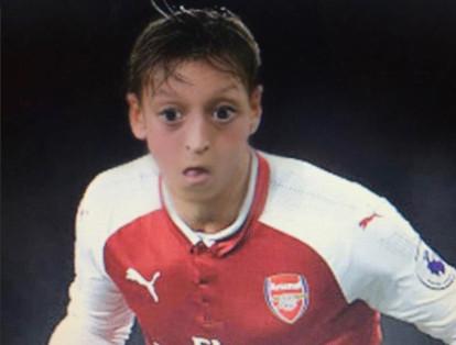 Una fotografía de Mesut Özil, jugador del Arsenal, fue alterada por un usuario de Twitter. El gracioso resultado no ha pasado desapercibido en las redes sociales.