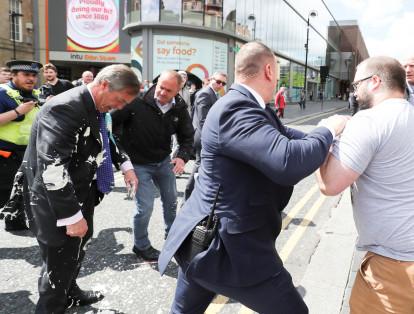 Mientras Farage se dirigía a dar un discurso por la eurocámara, un hombre de 32 años, reconocido como Paul Crowther, arremetió contra él lanzándole una malteada.
