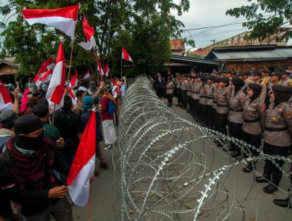 Manifestantes gritan eslóganes fuera de la Comisión Central Electoral de Sulawesi, localizada en Palu, Indonesia.